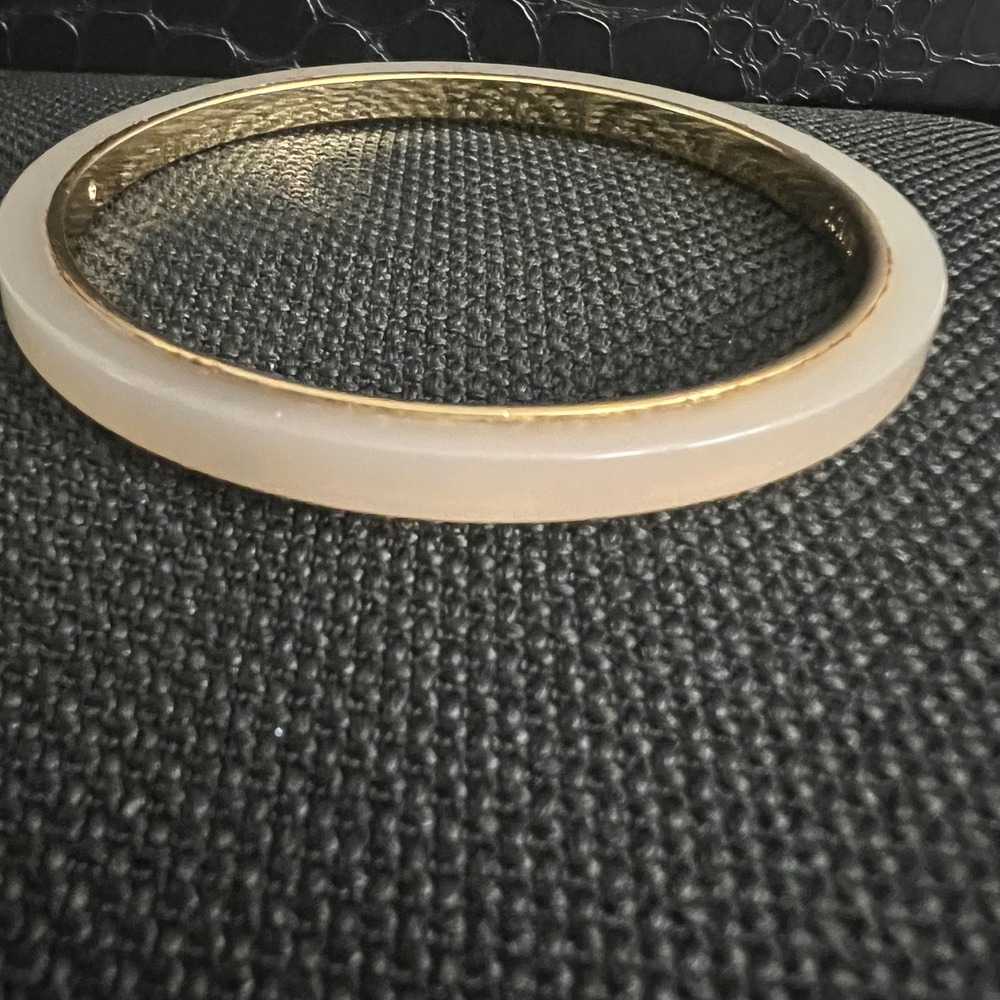 J.Crew Cream Resin Gold Tone Rim Bangle Bracelet Size 7.75 Cottagecore - Picture 2 of 7